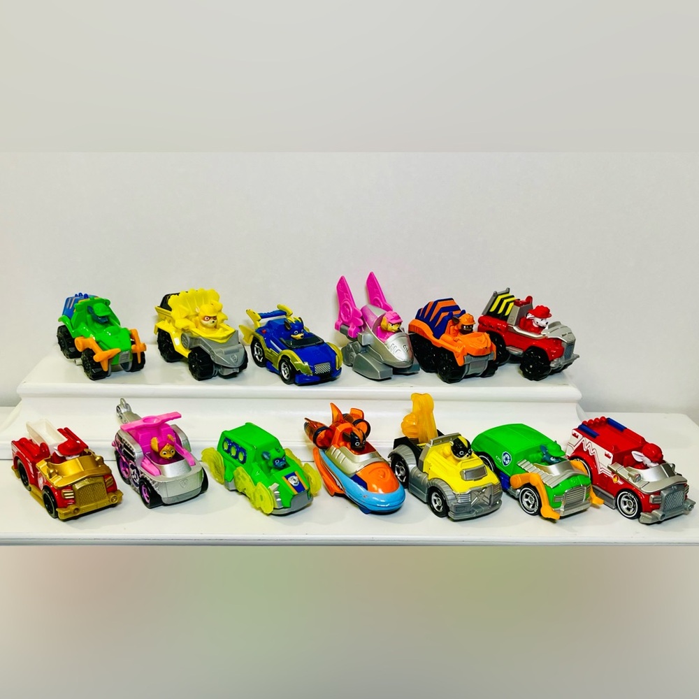 PAW Patrol True Metal Playsets, 13 Die-Cast Cars, 5 Racers, 11 Figures - Picture 8 of 13